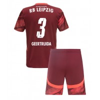 Otroški Nogometni dresi RB Leipzig Lutsharel Geertruida #3 Gostujoči 2024-25 Kratek Rokav (+ Kratke hlače)